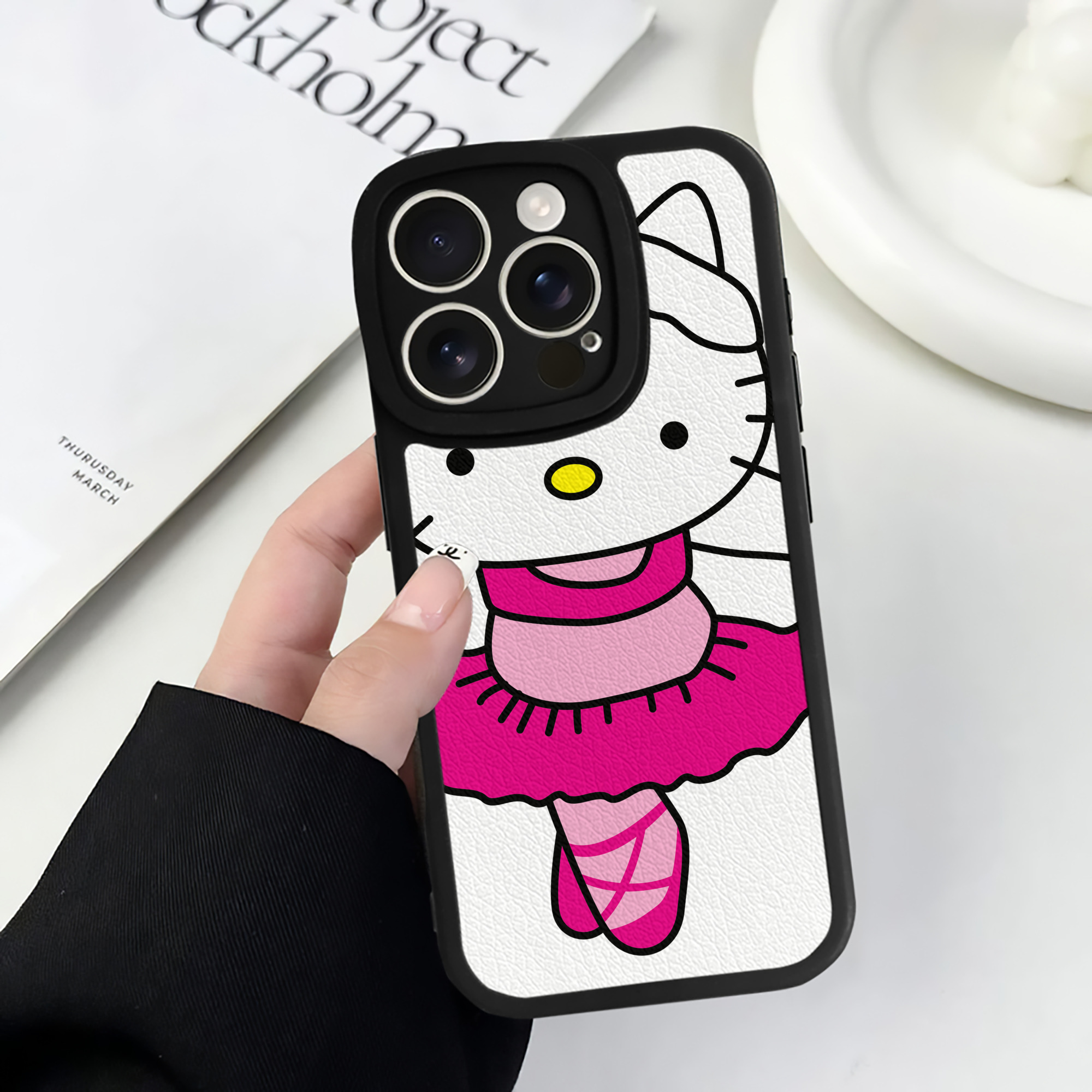 （画像用） Hello Kitty ハローキティ 【iPhone 16シリーズ対応】シリコンスマホケース（レザー調） 材質：シリコン